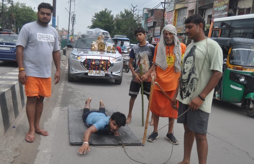 ब्रजघाट से कांवड़ में जल भरकर प्रस्थान करते कांवड़िए। संवाद ब्रजघाट से कांवड़ में जल भरकर प्रस्थान करते कांवड़िए। संवाद