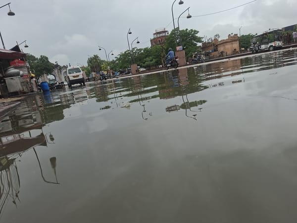 बारिश से जलभराव के साथ सड़क धंसी तो कहीं पेउ़ गिरो। बारिश से जलभराव के साथ सड़क धंसी तो कहीं पेउ़ गिरो।