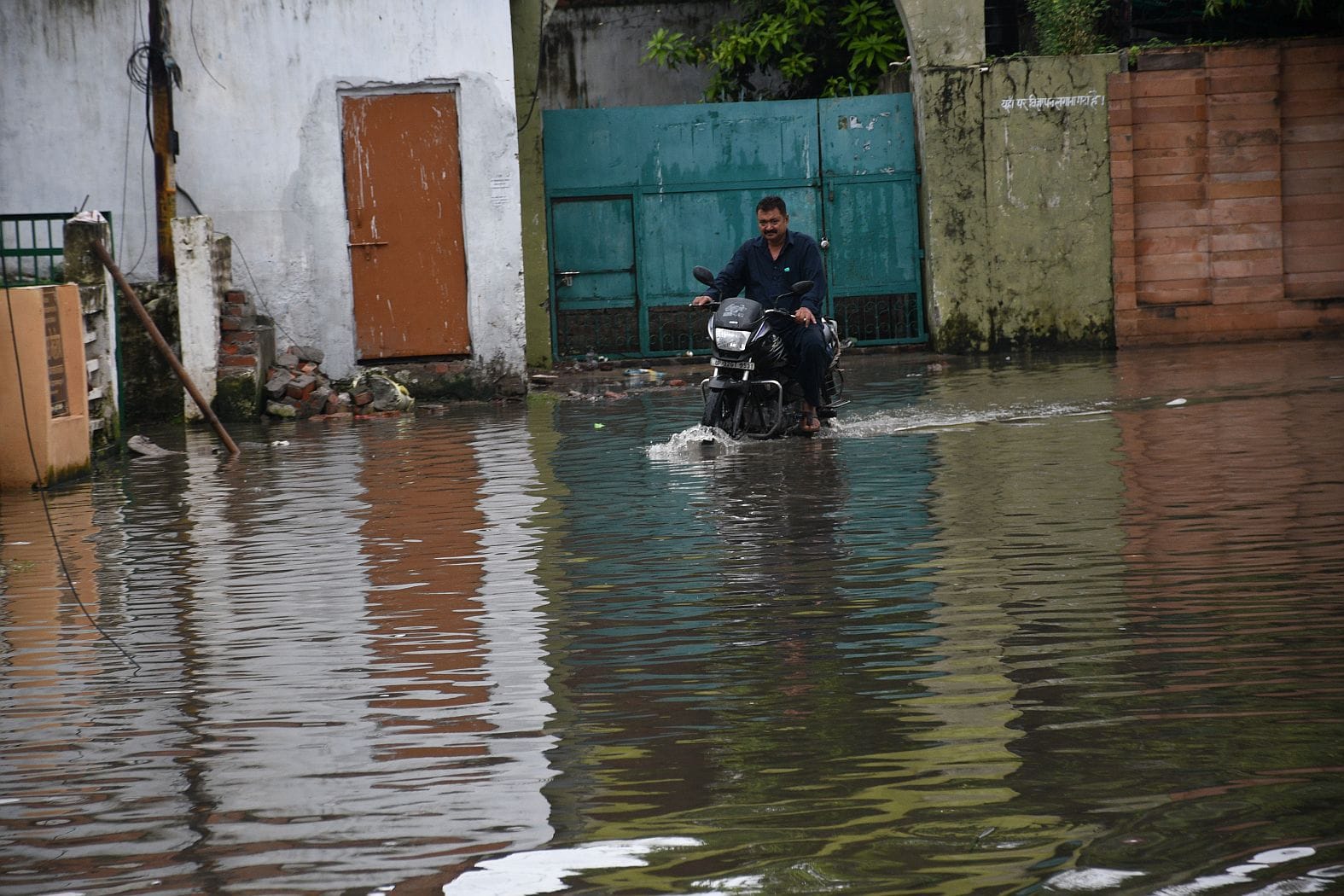 बारिश से जलभराव के साथ सड़क धंसी तो कहीं पेउ़ गिरो। बारिश से जलभराव के साथ सड़क धंसी तो कहीं पेउ़ गिरो।