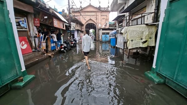बारिश से जलभराव के साथ सड़क धंसी तो कहीं पेउ़ गिरो। बारिश से जलभराव के साथ सड़क धंसी तो कहीं पेउ़ गिरो।