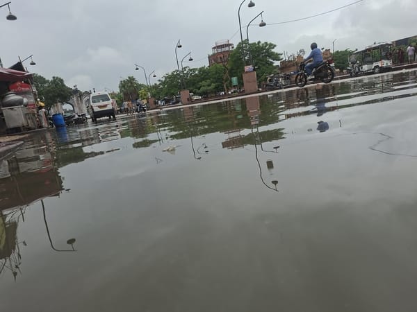 बारिश से जलभराव के साथ सड़क धंसी तो कहीं पेउ़ गिरो। बारिश से जलभराव के साथ सड़क धंसी तो कहीं पेउ़ गिरो।