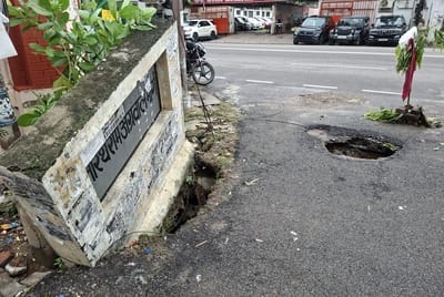 बारिश से जलभराव के साथ सड़क धंसी तो कहीं पेउ़ गिरो। बारिश से जलभराव के साथ सड़क धंसी तो कहीं पेउ़ गिरो।