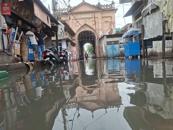 बारिश से जलभराव के साथ सड़क धंसी तो कहीं पेउ़ गिरो। बारिश से जलभराव के साथ सड़क धंसी तो कहीं पेउ़ गिरो।