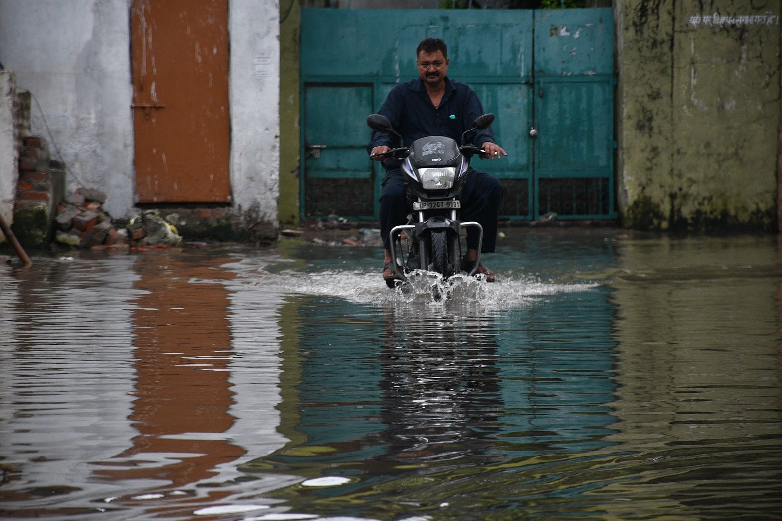 बारिश से जलभराव के साथ सड़क धंसी तो कहीं पेउ़ गिरो। बारिश से जलभराव के साथ सड़क धंसी तो कहीं पेउ़ गिरो।