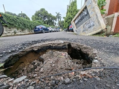 बारिश से जलभराव के साथ सड़क धंसी तो कहीं पेउ़ गिरो। बारिश से जलभराव के साथ सड़क धंसी तो कहीं पेउ़ गिरो।