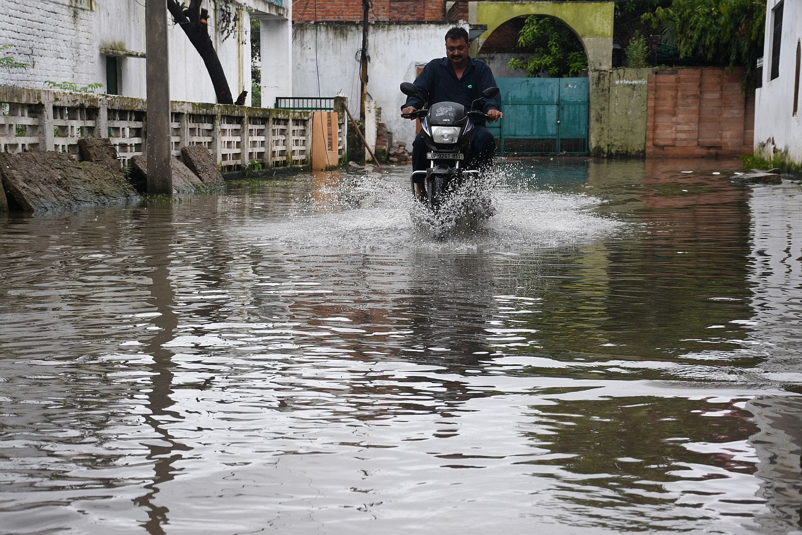 बारिश से जलभराव के साथ सड़क धंसी तो कहीं पेउ़ गिरो। बारिश से जलभराव के साथ सड़क धंसी तो कहीं पेउ़ गिरो।
