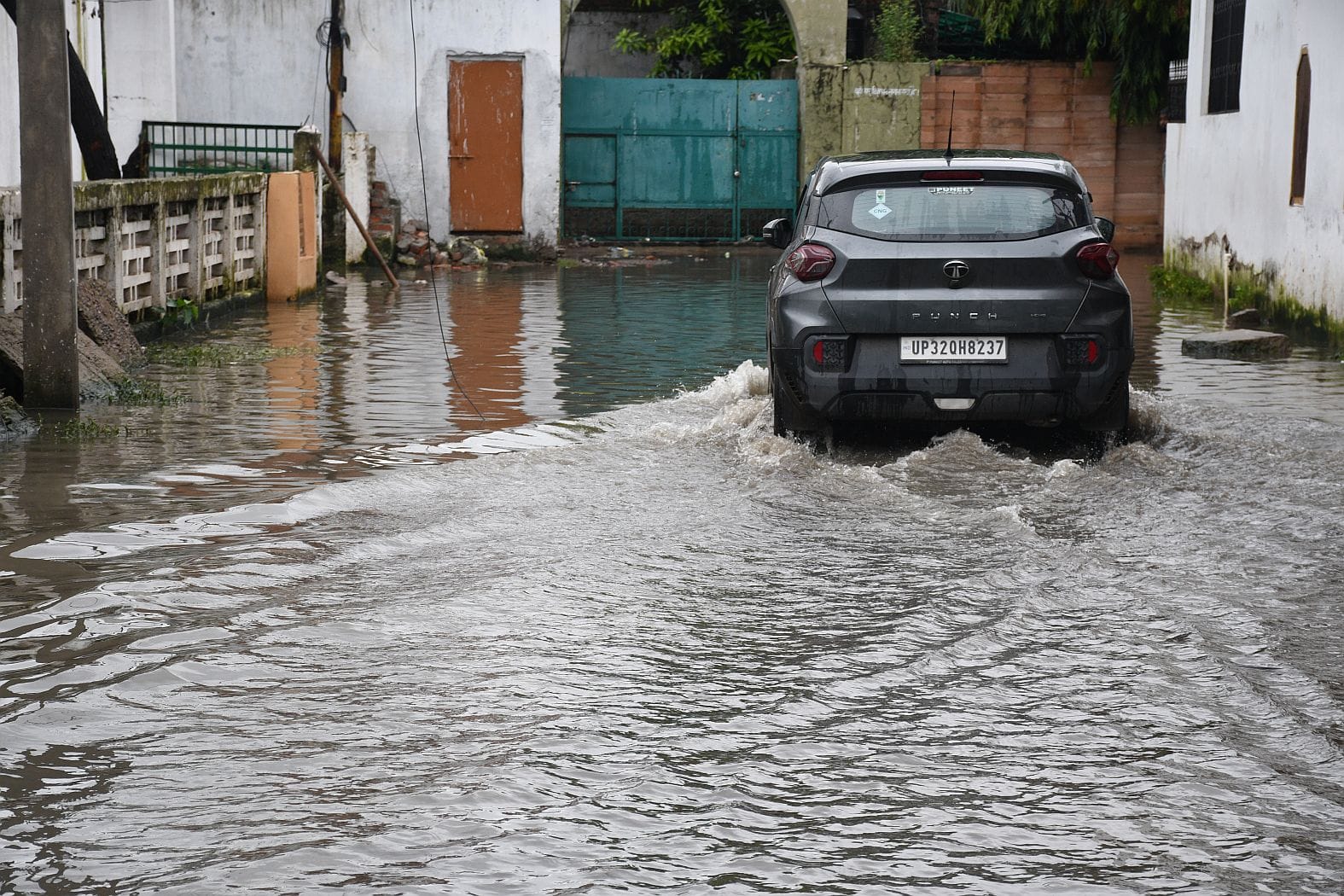 बारिश से जलभराव के साथ सड़क धंसी तो कहीं पेउ़ गिरो। बारिश से जलभराव के साथ सड़क धंसी तो कहीं पेउ़ गिरो।