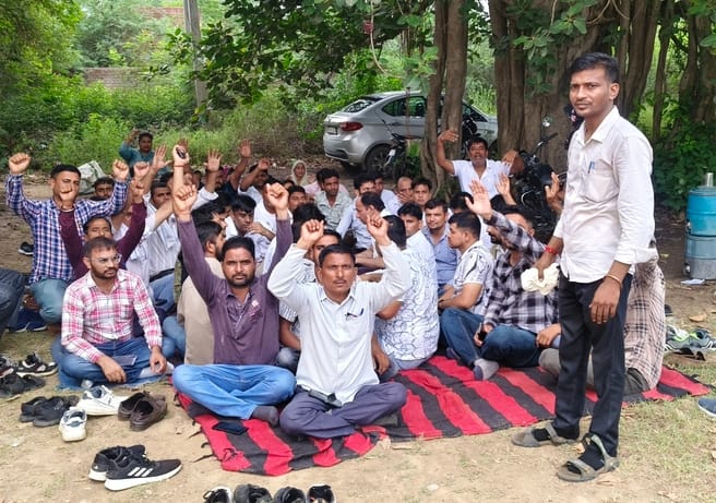 बैठक में एग्री डिस्कॉम के विरोध में नारेबाजी करते बिजली कर्मचारी। विज्ञप्ति