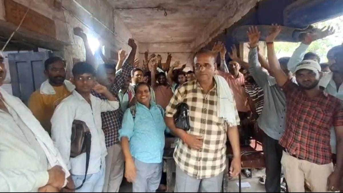 चक्का जाम के चलते वर्कशॉप में खड़ी रोडवेज बसें। संवाद