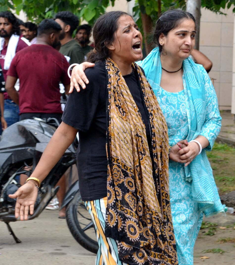 डा. भीमराव अंबेडकर चौक पर लगे जाम के दौरान सड़क पर बैठी मृतक बीरू की पत्नी दीपा, जिसकी कलाई पर डा. भीमराव अंबेडकर चौक पर लगे जाम के दौरान सड़क पर बैठी मृतक बीरू की पत्नी दीपा, जिसकी कलाई पर