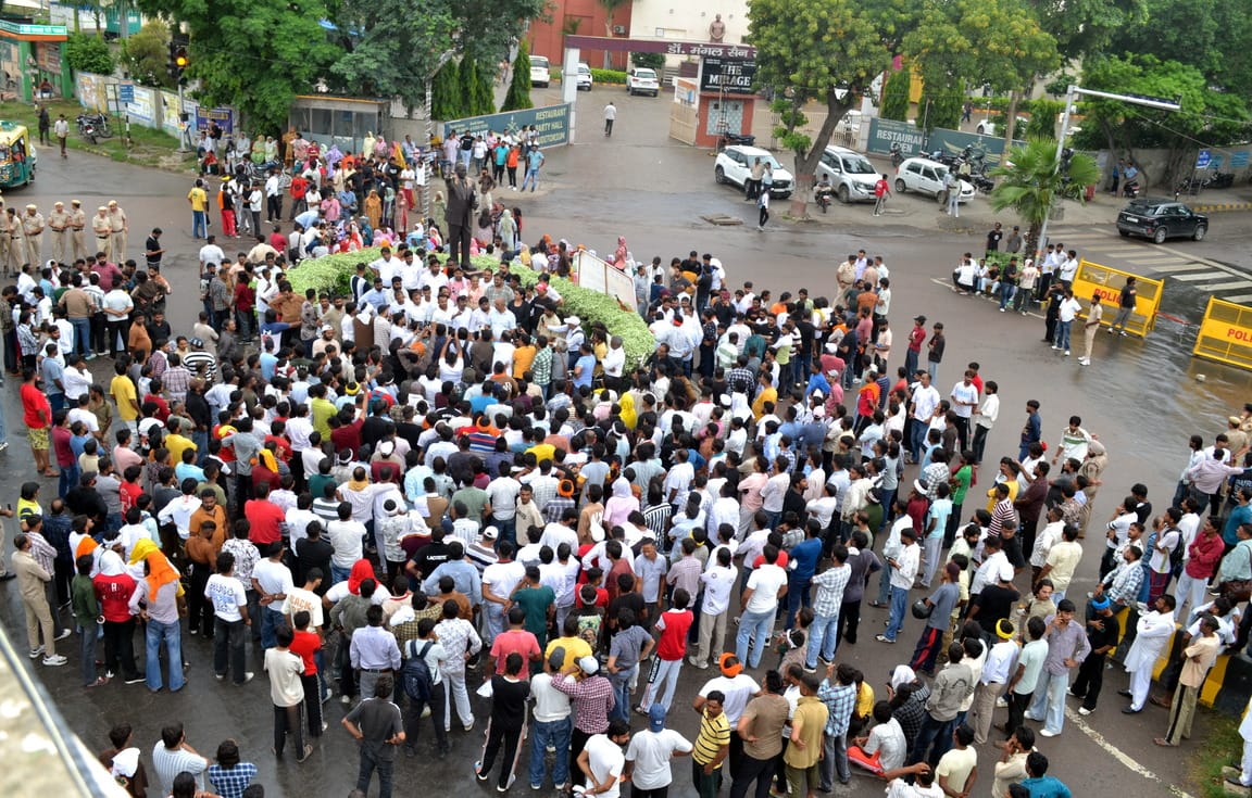 डा. भीमराव अंबेडकर चौक पर लगे जाम के दौरान सड़क पर बैठी मृतक बीरू की पत्नी दीपा, जिसकी कलाई पर डा. भीमराव अंबेडकर चौक पर लगे जाम के दौरान सड़क पर बैठी मृतक बीरू की पत्नी दीपा, जिसकी कलाई पर