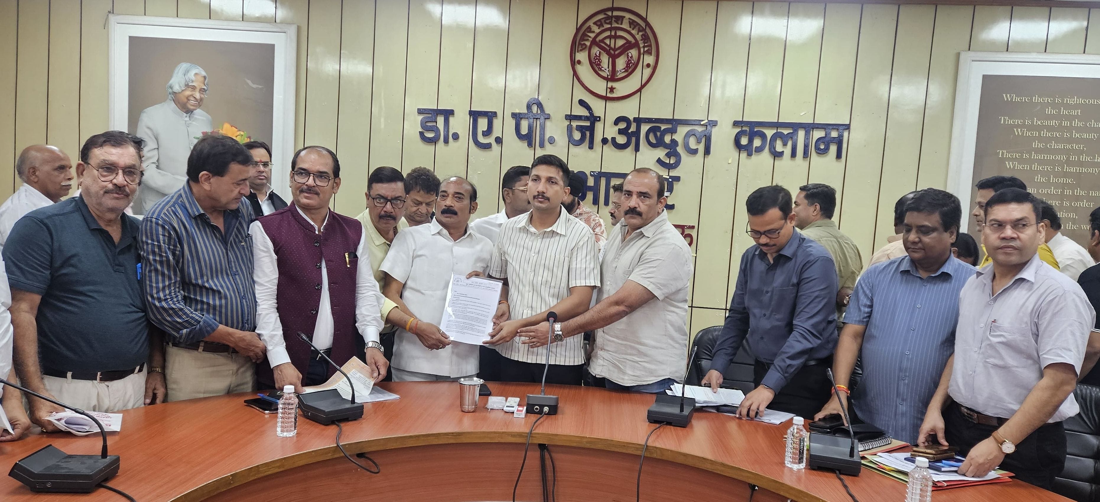 डीएम को समस्याओं के संबंध में ज्ञापन देते व्यापारी। डीएम को समस्याओं के संबंध में ज्ञापन देते व्यापारी।