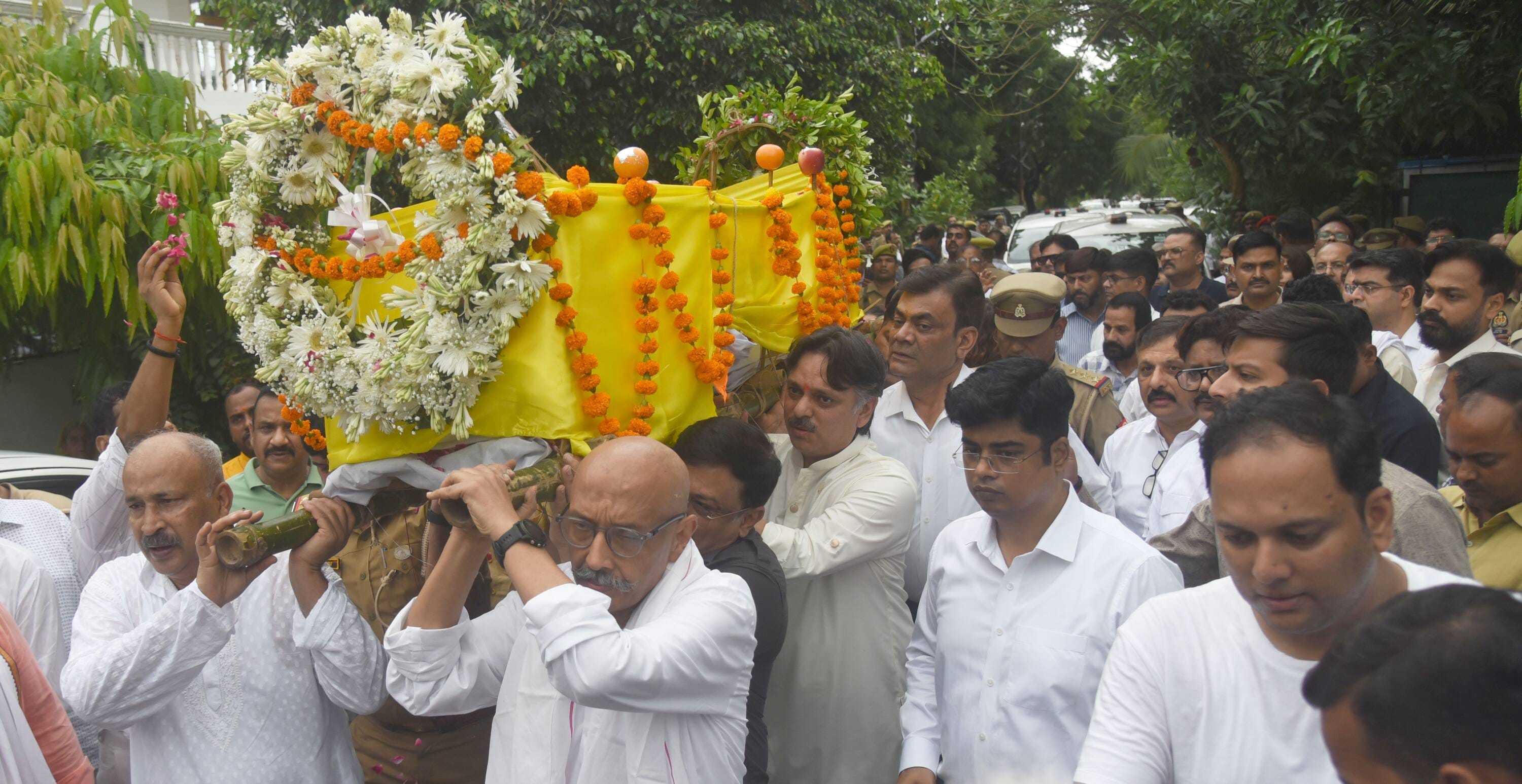 डीजीपी राजीव कृष्ण के पिता हरिकिशन मित्तल की अंतिम यात्रा में बृहस्पतिवार को बड़ी संख्या में अफ डीजीपी राजीव कृष्ण के पिता हरिकिशन मित्तल की अंतिम यात्रा में बृहस्पतिवार को बड़ी संख्या में अफ