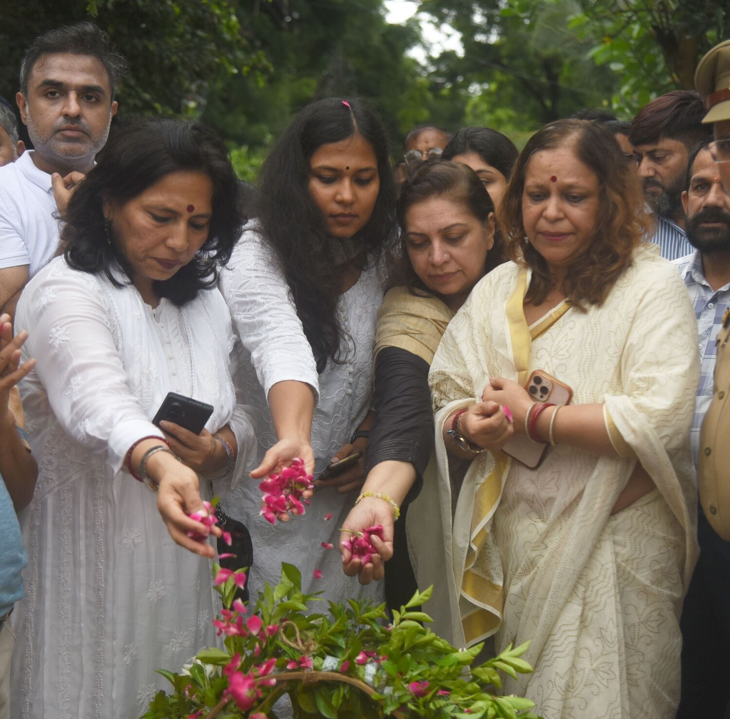 डीजीपी राजीव कृष्ण के पिता हरिकिशन मित्तल की अंतिम यात्रा में बृहस्पतिवार को बड़ी संख्या में अफ डीजीपी राजीव कृष्ण के पिता हरिकिशन मित्तल की अंतिम यात्रा में बृहस्पतिवार को बड़ी संख्या में अफ