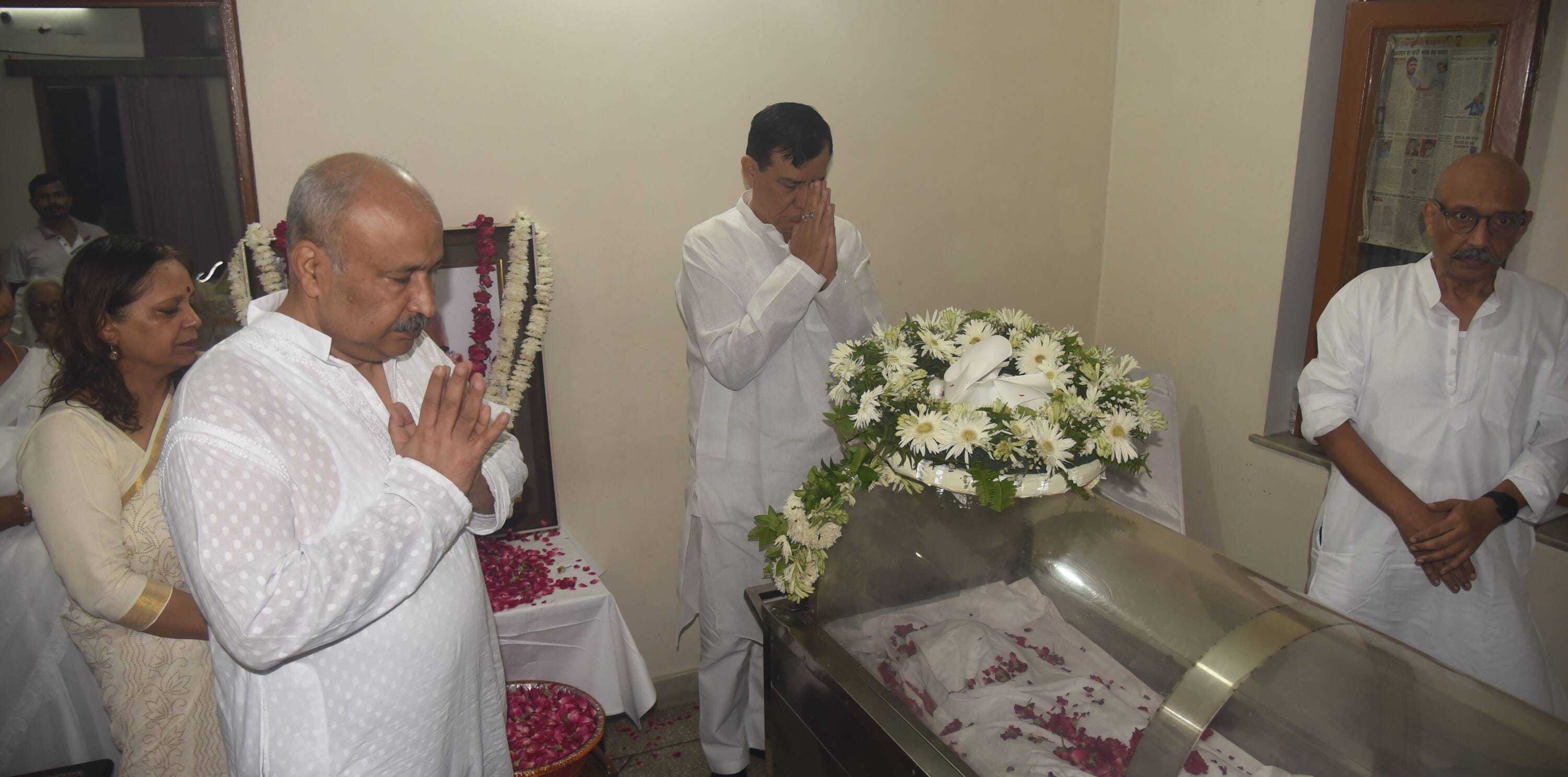 डीजीपी राजीव कृष्ण के पिता हरिकिशन मित्तल की अंतिम यात्रा में बृहस्पतिवार को बड़ी संख्या में अफ डीजीपी राजीव कृष्ण के पिता हरिकिशन मित्तल की अंतिम यात्रा में बृहस्पतिवार को बड़ी संख्या में अफ