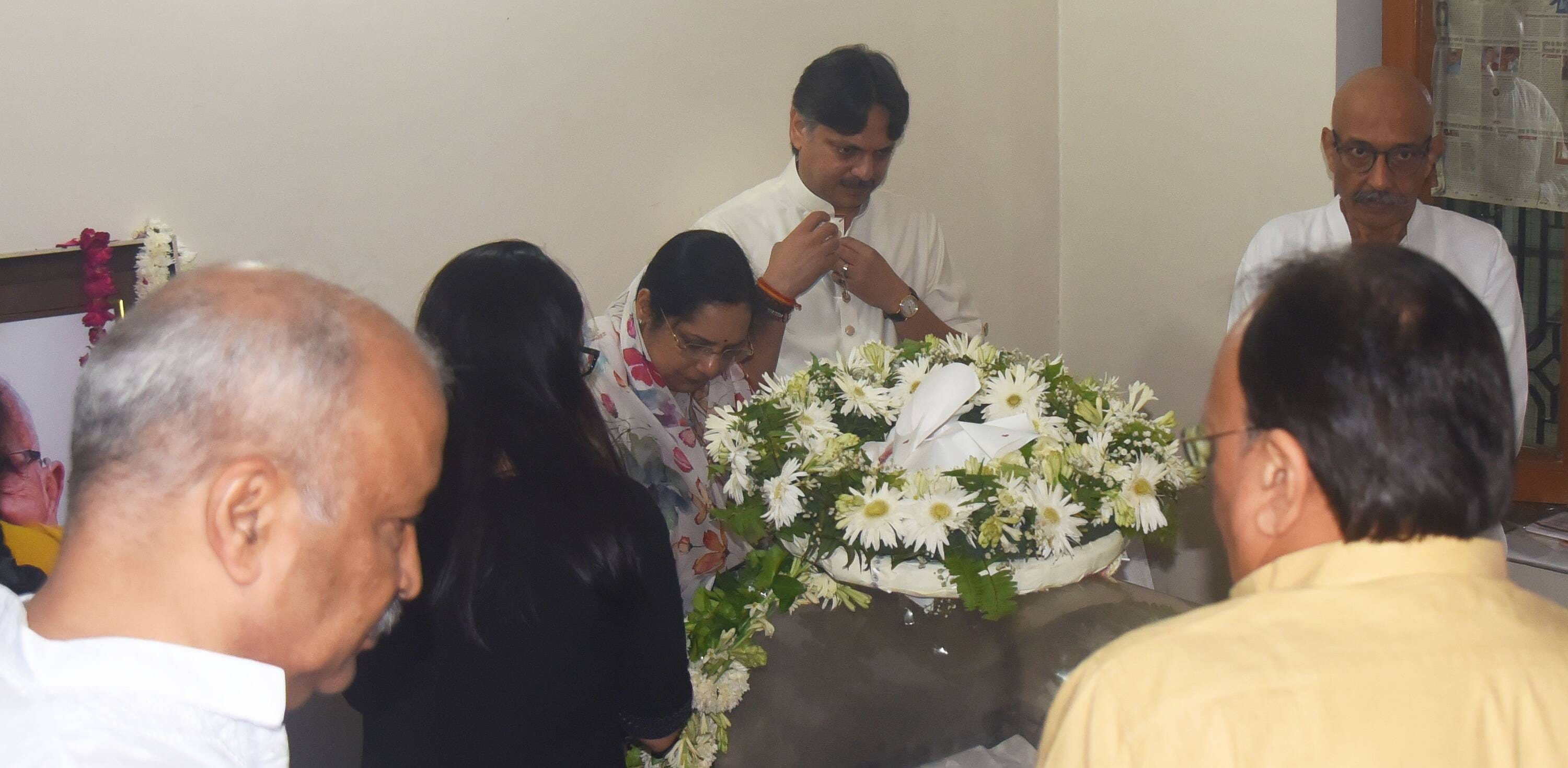 डीजीपी राजीव कृष्ण के पिता हरिकिशन मित्तल की अंतिम यात्रा में बृहस्पतिवार को बड़ी संख्या में अफ डीजीपी राजीव कृष्ण के पिता हरिकिशन मित्तल की अंतिम यात्रा में बृहस्पतिवार को बड़ी संख्या में अफ