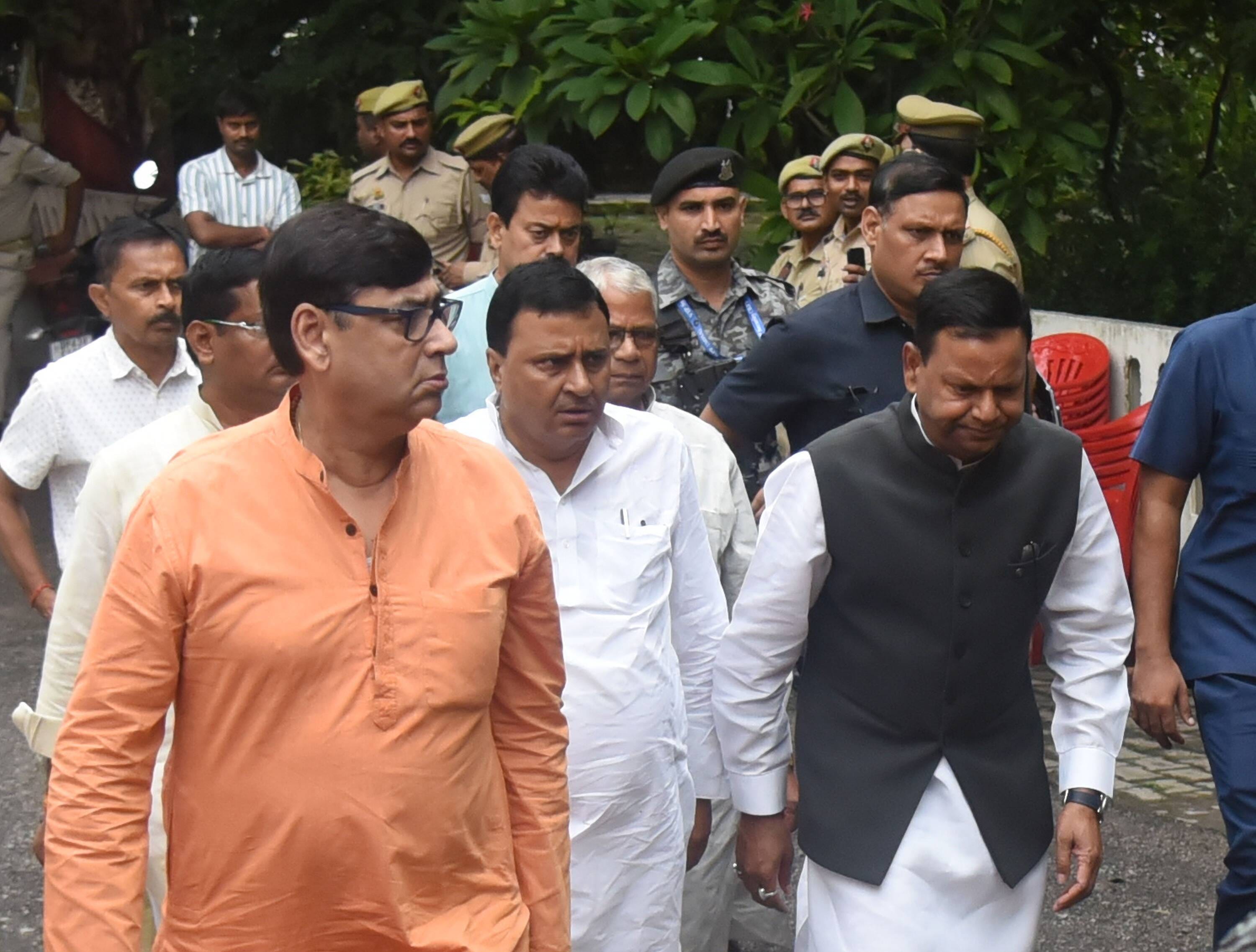 डीजीपी राजीव कृष्ण के पिता हरिकिशन मित्तल की अंतिम यात्रा में बृहस्पतिवार को बड़ी संख्या में अफ डीजीपी राजीव कृष्ण के पिता हरिकिशन मित्तल की अंतिम यात्रा में बृहस्पतिवार को बड़ी संख्या में अफ