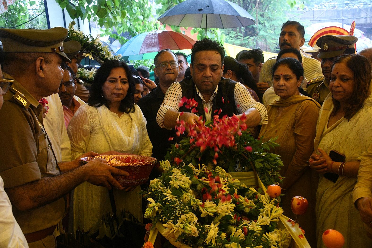 डीजीपी राजीव कृष्ण के पिता हरिकिशन मित्तल की अंतिम यात्रा में बृहस्पतिवार को बड़ी संख्या में अफ डीजीपी राजीव कृष्ण के पिता हरिकिशन मित्तल की अंतिम यात्रा में बृहस्पतिवार को बड़ी संख्या में अफ
