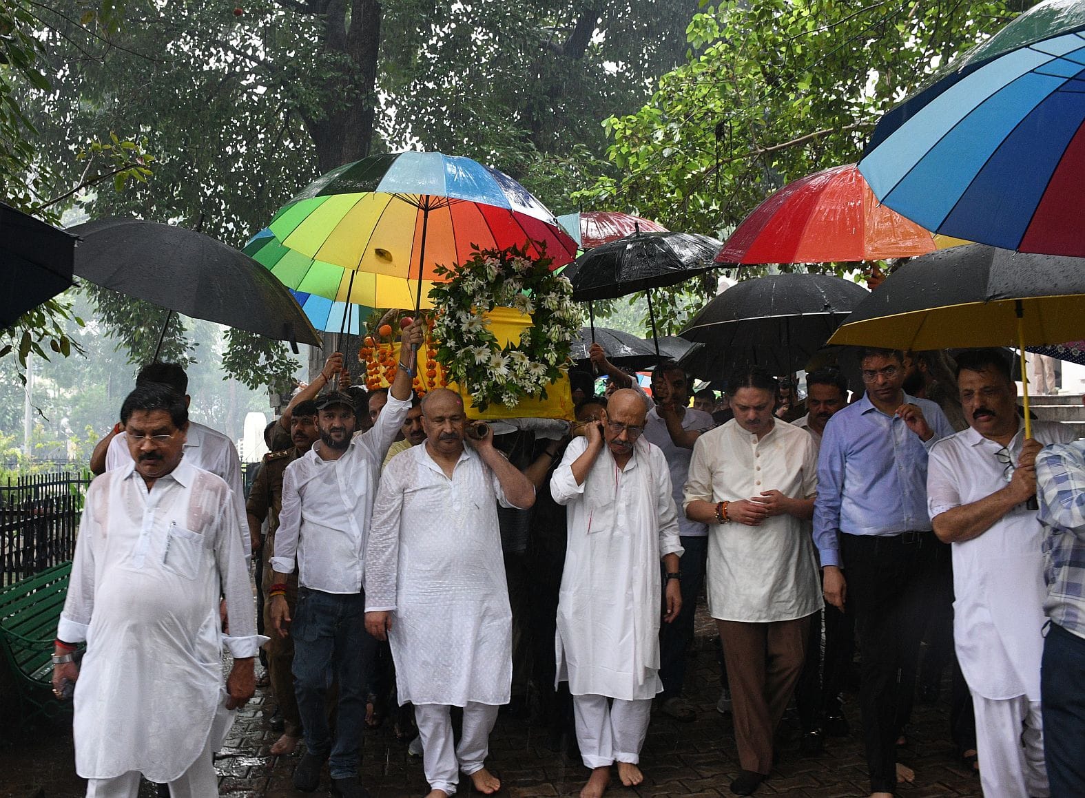 डीजीपी राजीव कृष्ण के पिता हरिकिशन मित्तल की अंतिम यात्रा में बृहस्पतिवार को बड़ी संख्या में अफ डीजीपी राजीव कृष्ण के पिता हरिकिशन मित्तल की अंतिम यात्रा में बृहस्पतिवार को बड़ी संख्या में अफ