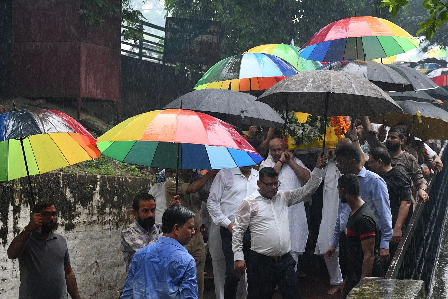 डीजीपी राजीव कृष्ण के पिता हरिकिशन मित्तल की अंतिम यात्रा में बृहस्पतिवार को बड़ी संख्या में अफ डीजीपी राजीव कृष्ण के पिता हरिकिशन मित्तल की अंतिम यात्रा में बृहस्पतिवार को बड़ी संख्या में अफ