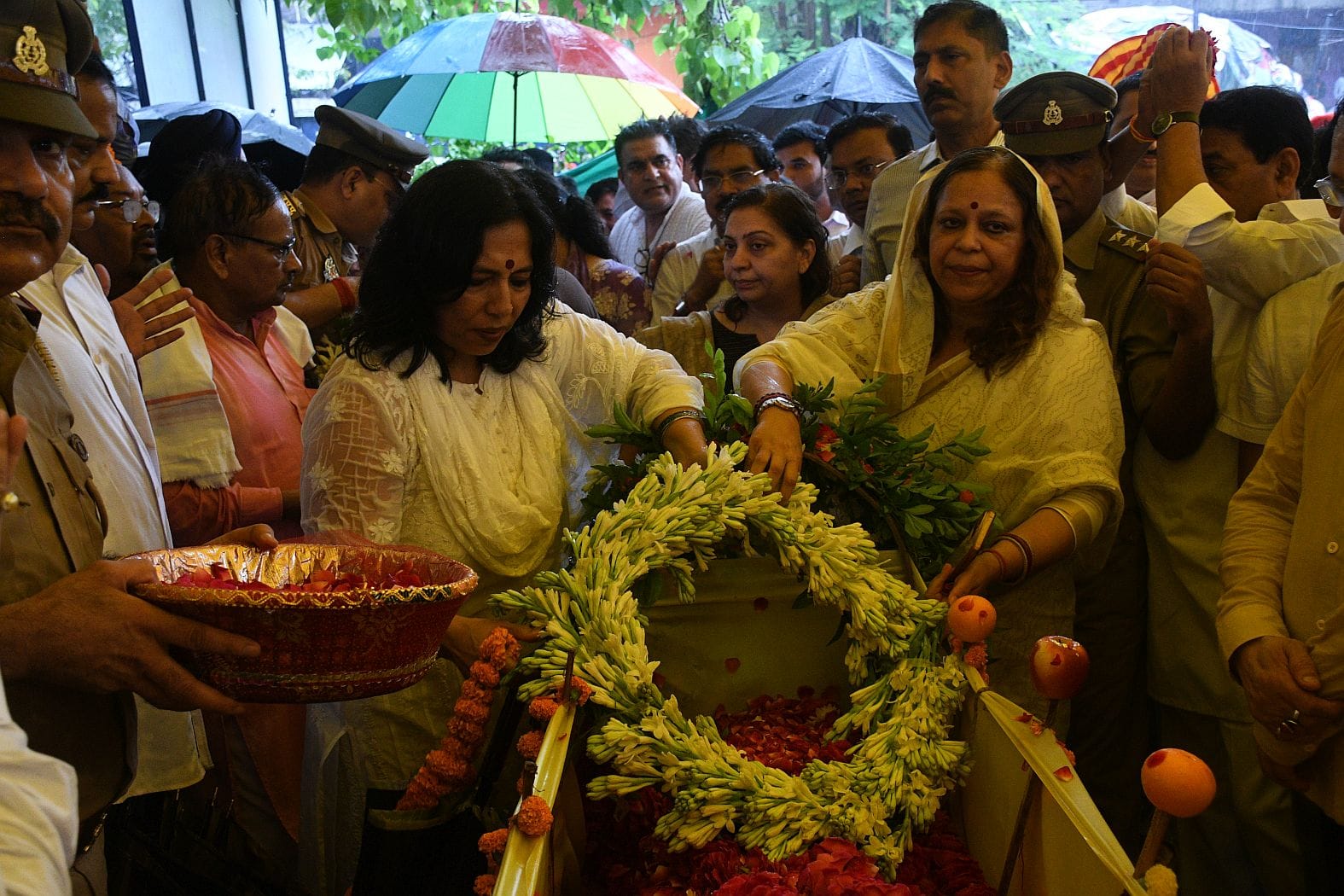 डीजीपी राजीव कृष्ण के पिता हरिकिशन मित्तल की अंतिम यात्रा में बृहस्पतिवार को बड़ी संख्या में अफ डीजीपी राजीव कृष्ण के पिता हरिकिशन मित्तल की अंतिम यात्रा में बृहस्पतिवार को बड़ी संख्या में अफ