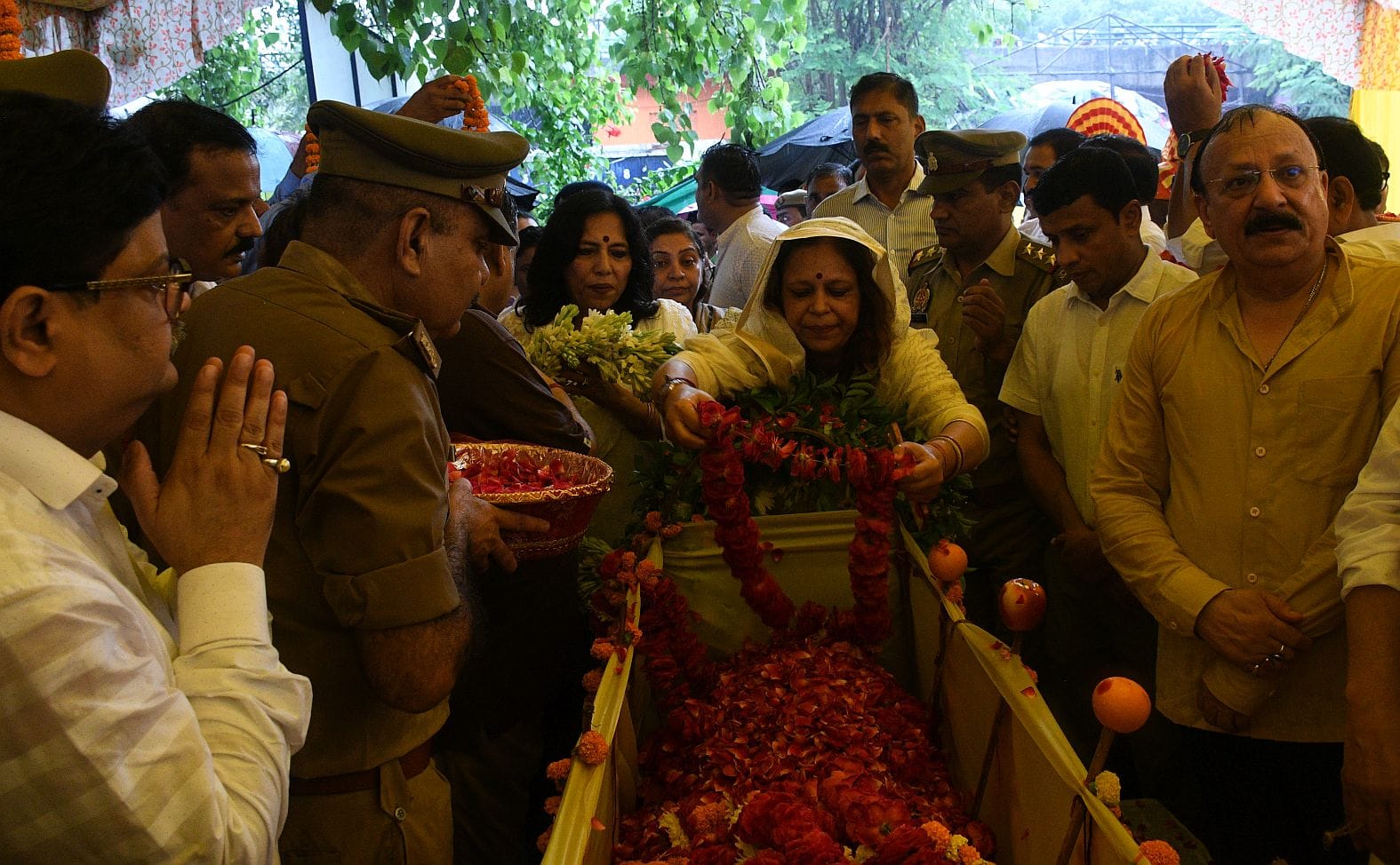 डीजीपी राजीव कृष्ण के पिता हरिकिशन मित्तल की अंतिम यात्रा में बृहस्पतिवार को बड़ी संख्या में अफ डीजीपी राजीव कृष्ण के पिता हरिकिशन मित्तल की अंतिम यात्रा में बृहस्पतिवार को बड़ी संख्या में अफ