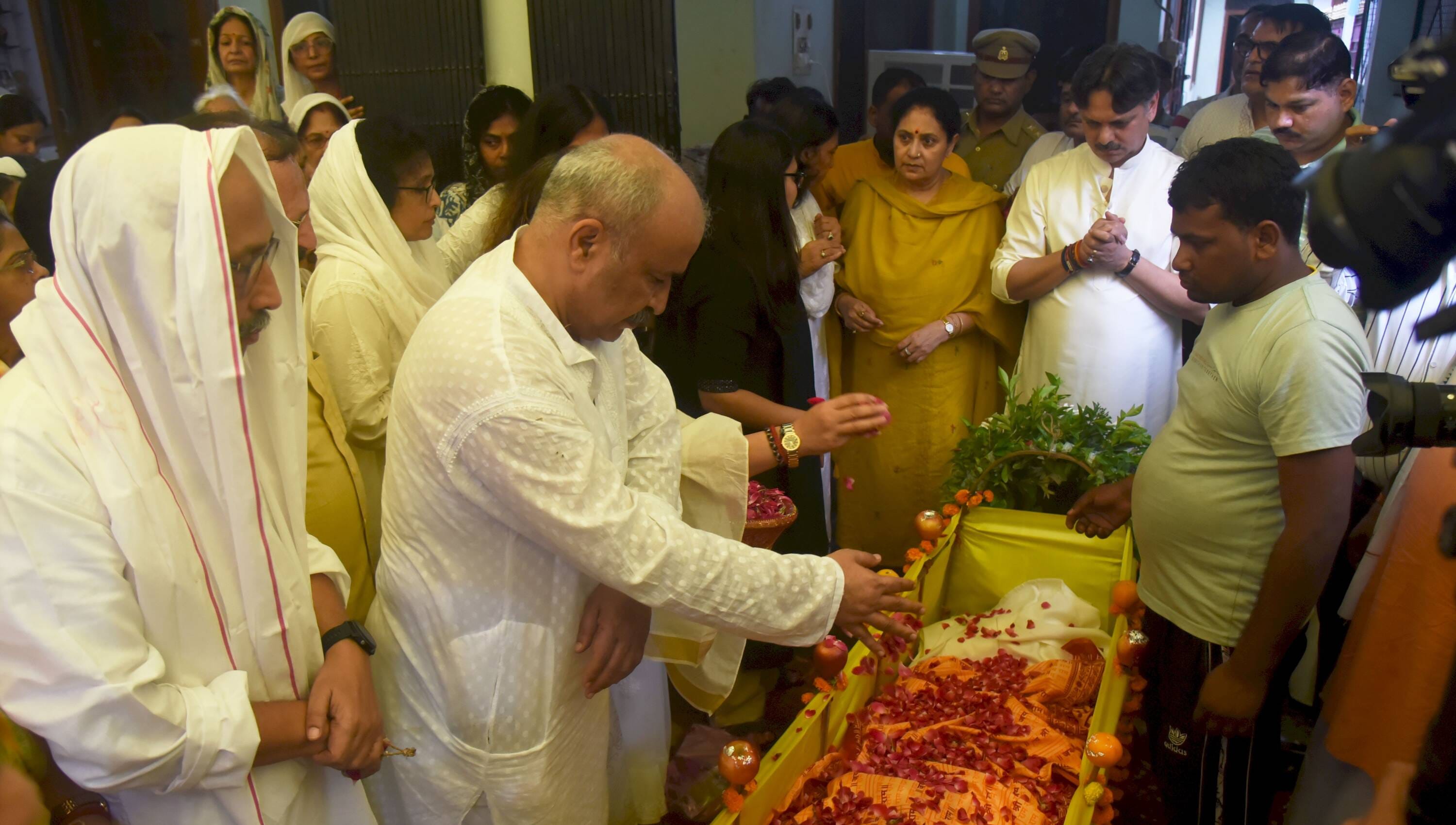 डीजीपी राजीव कृष्ण के पिता हरिकिशन मित्तल की अंतिम यात्रा में बृहस्पतिवार को बड़ी संख्या में अफ डीजीपी राजीव कृष्ण के पिता हरिकिशन मित्तल की अंतिम यात्रा में बृहस्पतिवार को बड़ी संख्या में अफ