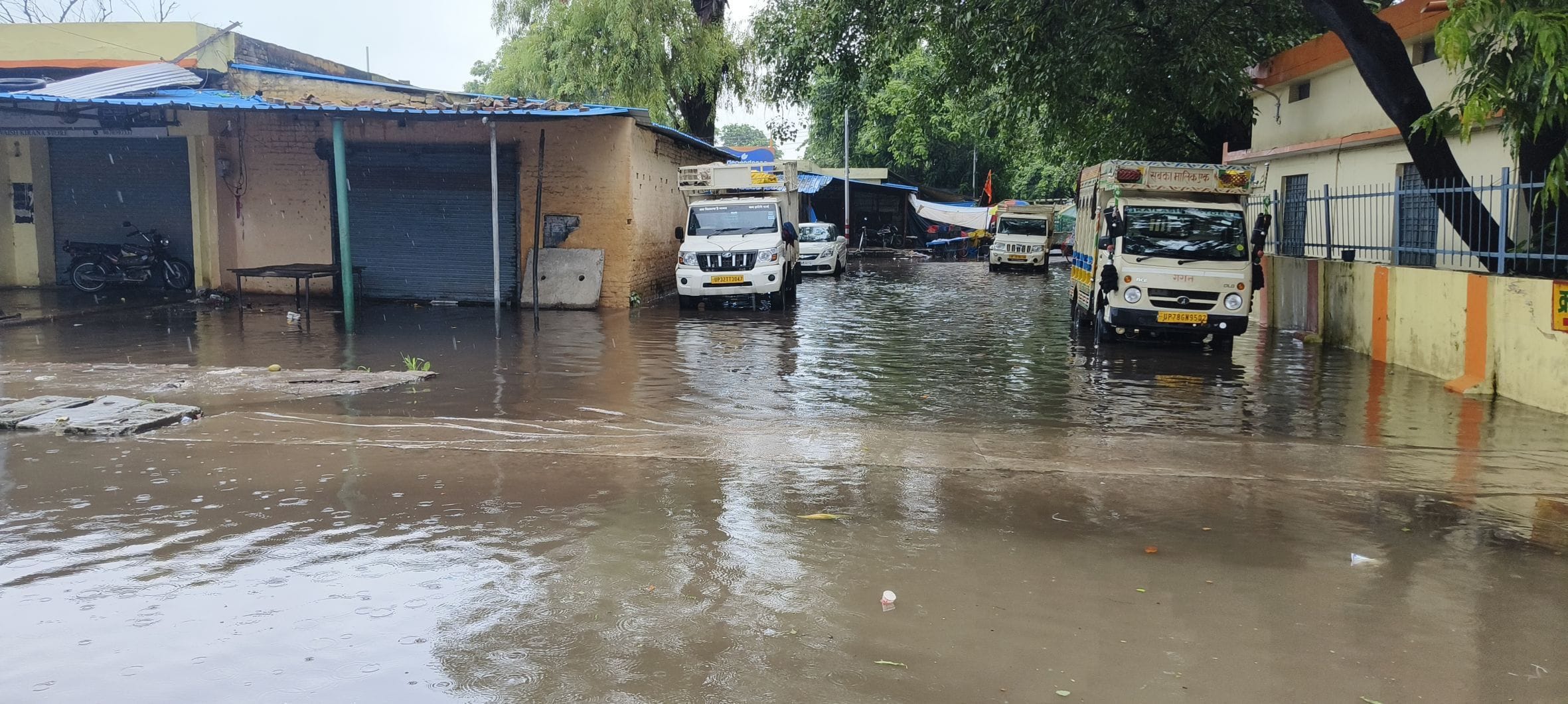 एकता विहार कॉलोनी स्थित रतापुर रोड पर जलभराव से होकर निकलते वाहन। 