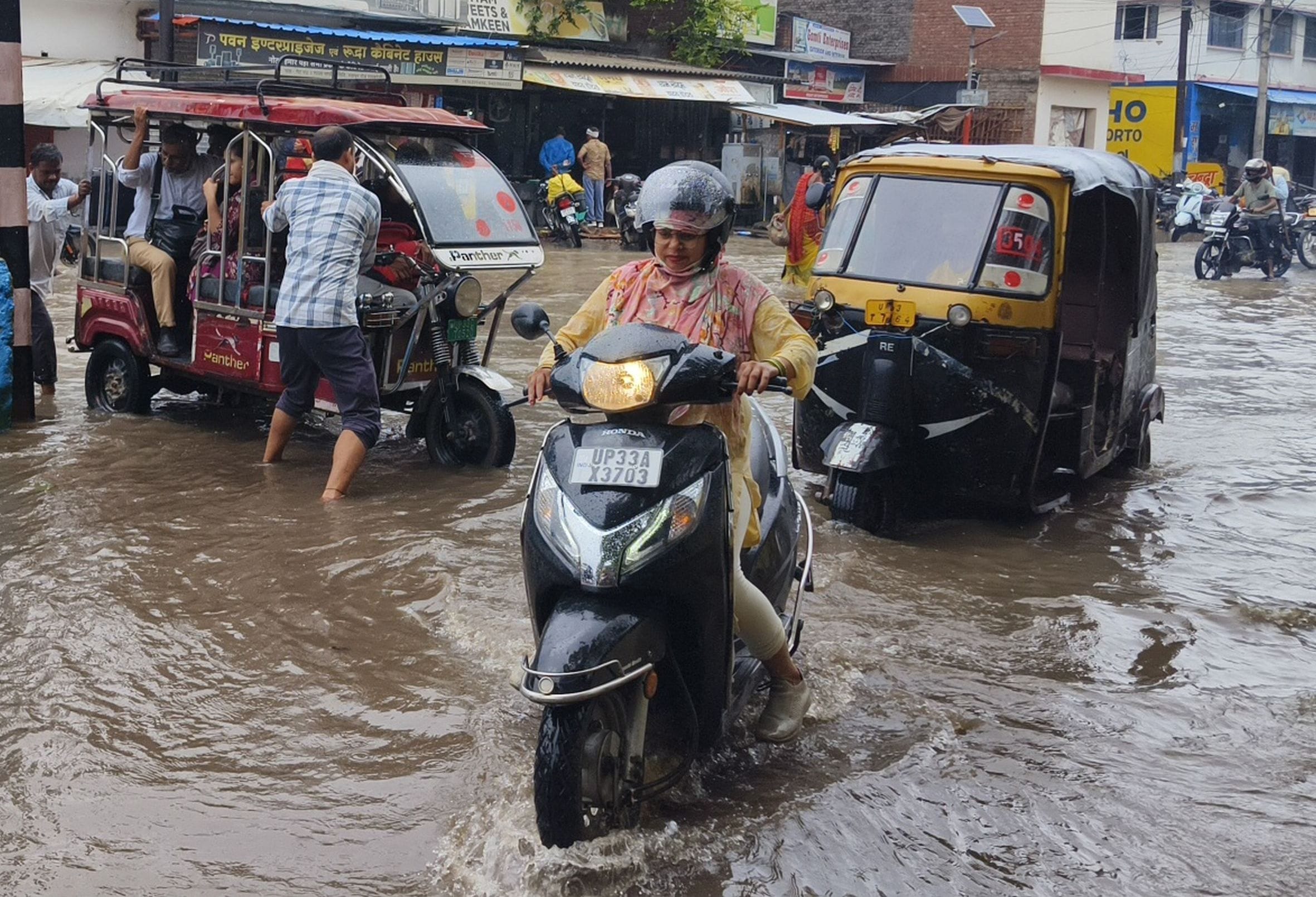 एकता विहार कॉलोनी स्थित रतापुर रोड पर जलभराव से होकर निकलते वाहन। 