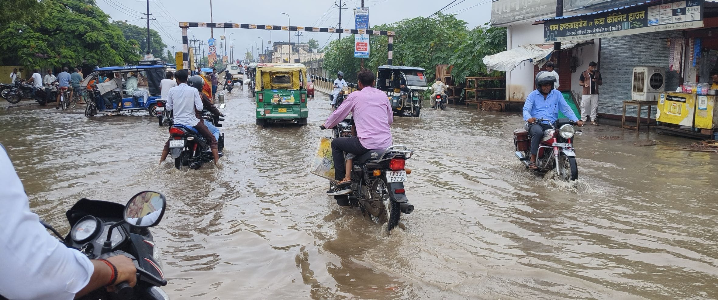 एकता विहार कॉलोनी स्थित रतापुर रोड पर जलभराव से होकर निकलते वाहन। 