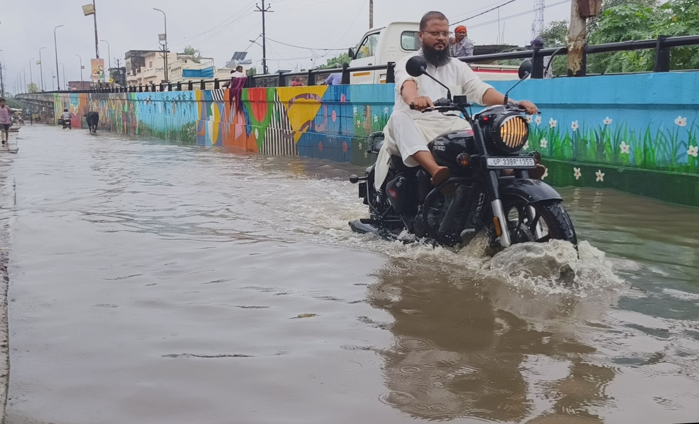 एकता विहार कॉलोनी स्थित रतापुर रोड पर जलभराव से होकर निकलते वाहन। 