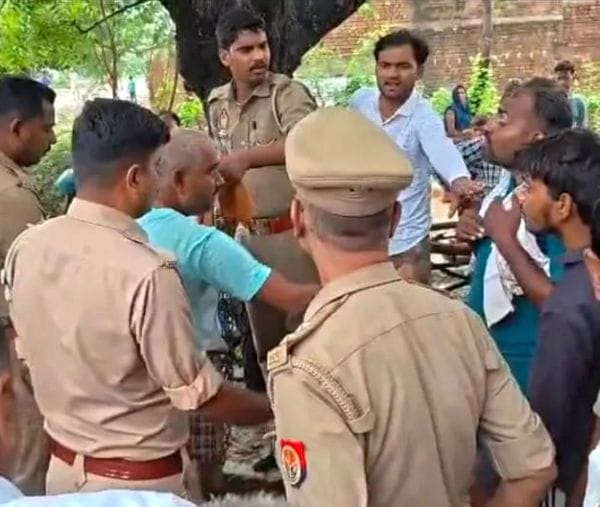 फोटो 07 एमएएचपी 10 परिचय-घटना के बाद गमगीन माहौल में बैठीं परिवार की महिलाएं। संवाद फोटो 07 एमएएचपी 10 परिचय-घटना के बाद गमगीन माहौल में बैठीं परिवार की महिलाएं। संवाद