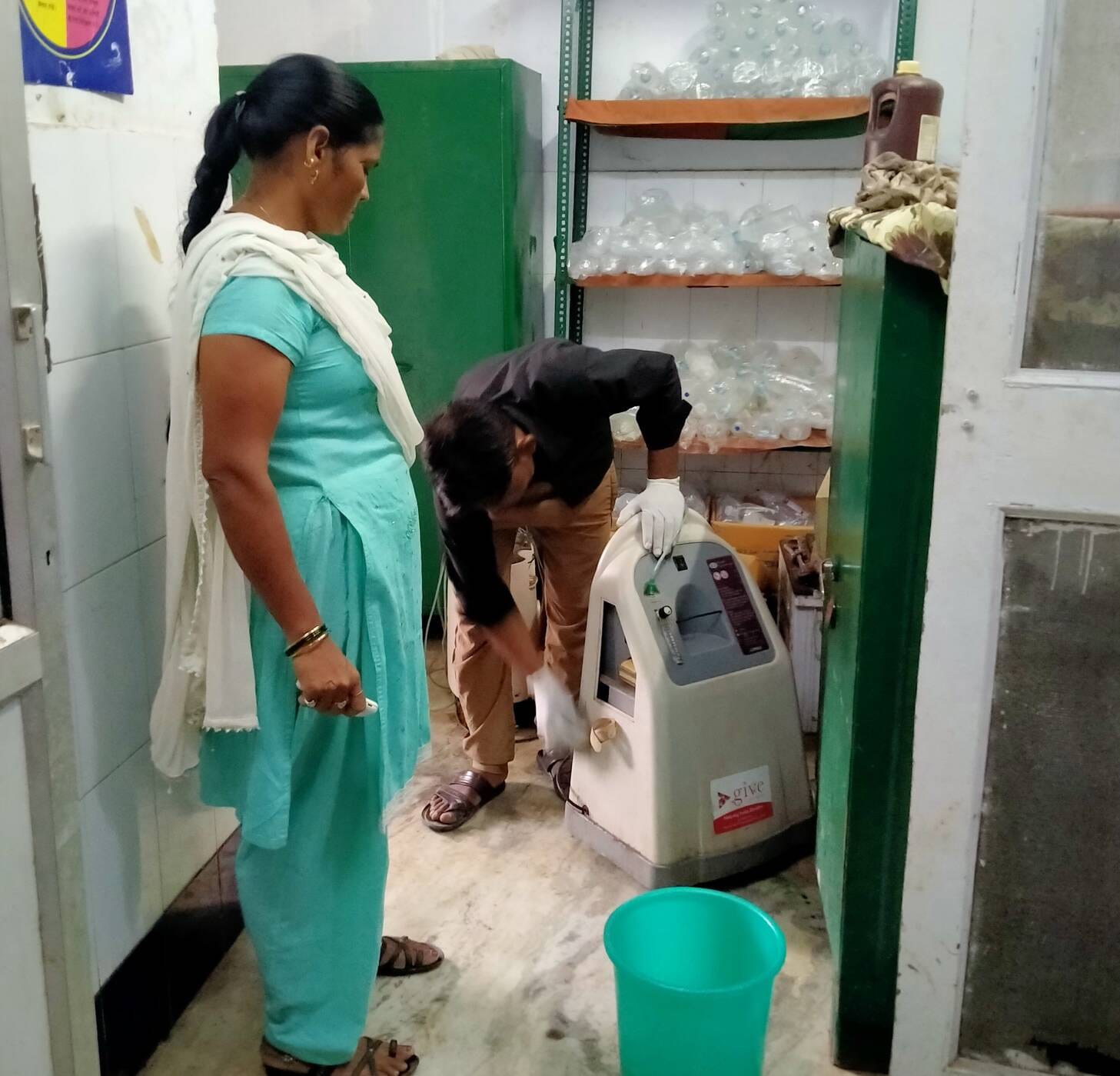 फोटो-16- जिला मेमोरियल अस्पताल में निरीक्षण करते सीएमओ। स्रोत विभाग