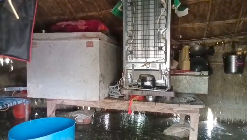 फोटो-17 रामपुर में झोपड़ी में पानी भर जाने के बाद ड्रम में सामान भर कर लाता ग्रामीण । जागरूक पाठ फोटो-17 रामपुर में झोपड़ी में पानी भर जाने के बाद ड्रम में सामान भर कर लाता ग्रामीण । जागरूक पाठ