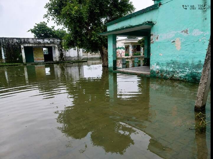 फोटो-17 रामपुर में झोपड़ी में पानी भर जाने के बाद ड्रम में सामान भर कर लाता ग्रामीण । जागरूक पाठ फोटो-17 रामपुर में झोपड़ी में पानी भर जाने के बाद ड्रम में सामान भर कर लाता ग्रामीण । जागरूक पाठ