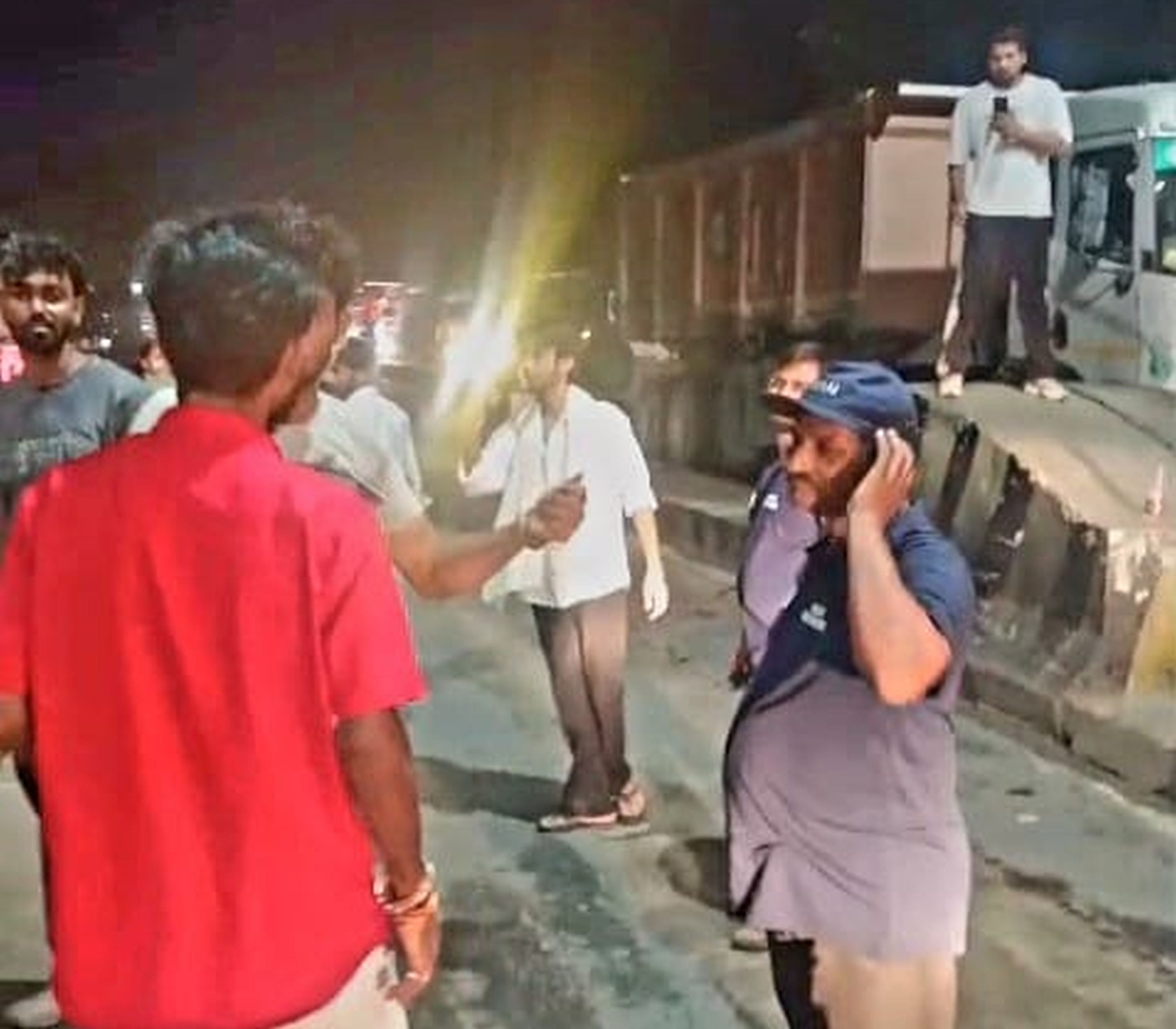 फोटो-22-जिंदपुर टोल प्लाजा में हंगामा करते वाहन चालक। स्रोत: वीडियो ग्रैब फोटो-22-जिंदपुर टोल प्लाजा में हंगामा करते वाहन चालक। स्रोत: वीडियो ग्रैब