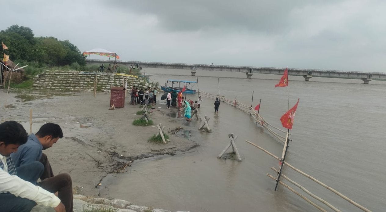 फोटो 24 - लहरा गंगाघाट पर बाढ़ के पानी से घिरी दुकानें। स्रोत संवाद फोटो 24 - लहरा गंगाघाट पर बाढ़ के पानी से घिरी दुकानें। स्रोत संवाद