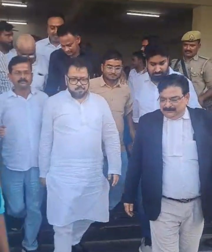 फोटो-27- न्यायालय से बरी होने के बाद निकलते पूर्व सांसद रिजवान जहीर, उनकी बेटी जेबा रिजवान व उन