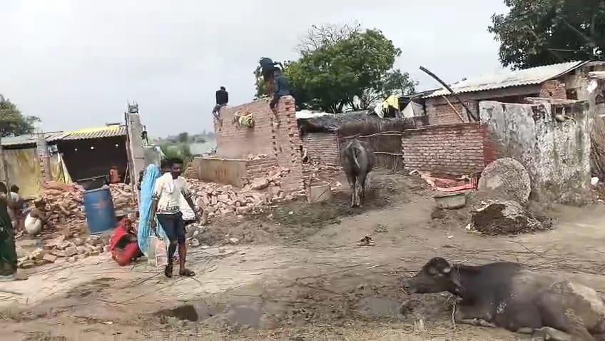 फोटो-29 सदर तहसील के दिलीप की मड़ैया में गंगा की धार में लटकता लिंटर। स्रोत: वीडियो ग्रैब फोटो-29 सदर तहसील के दिलीप की मड़ैया में गंगा की धार में लटकता लिंटर। स्रोत: वीडियो ग्रैब