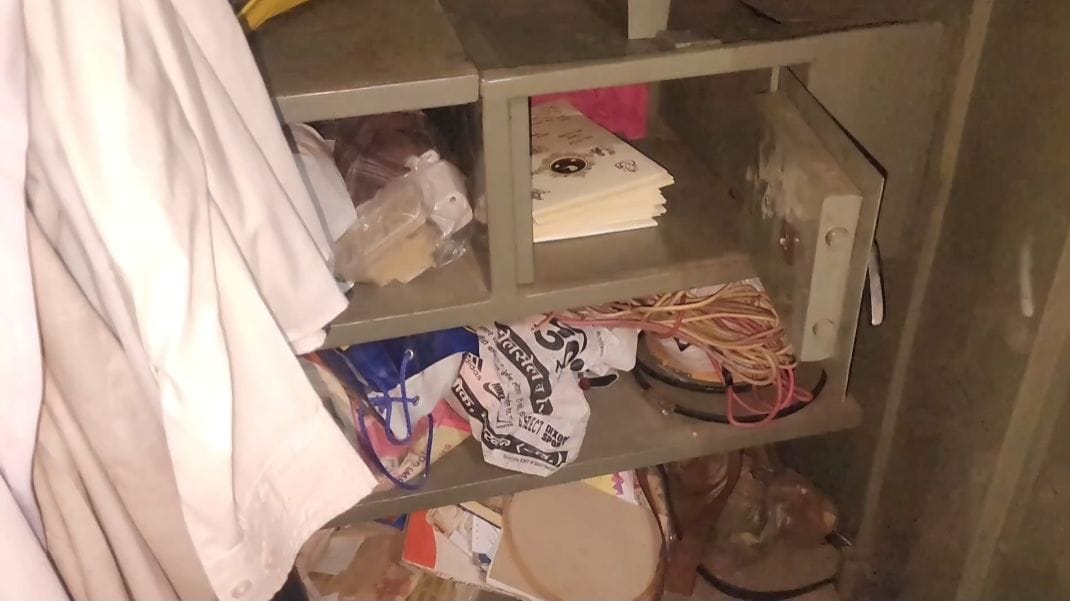 फोटो संख्या:70- मेघनवास में मौके पर कार्रवाई करती पुलिस--संवाद