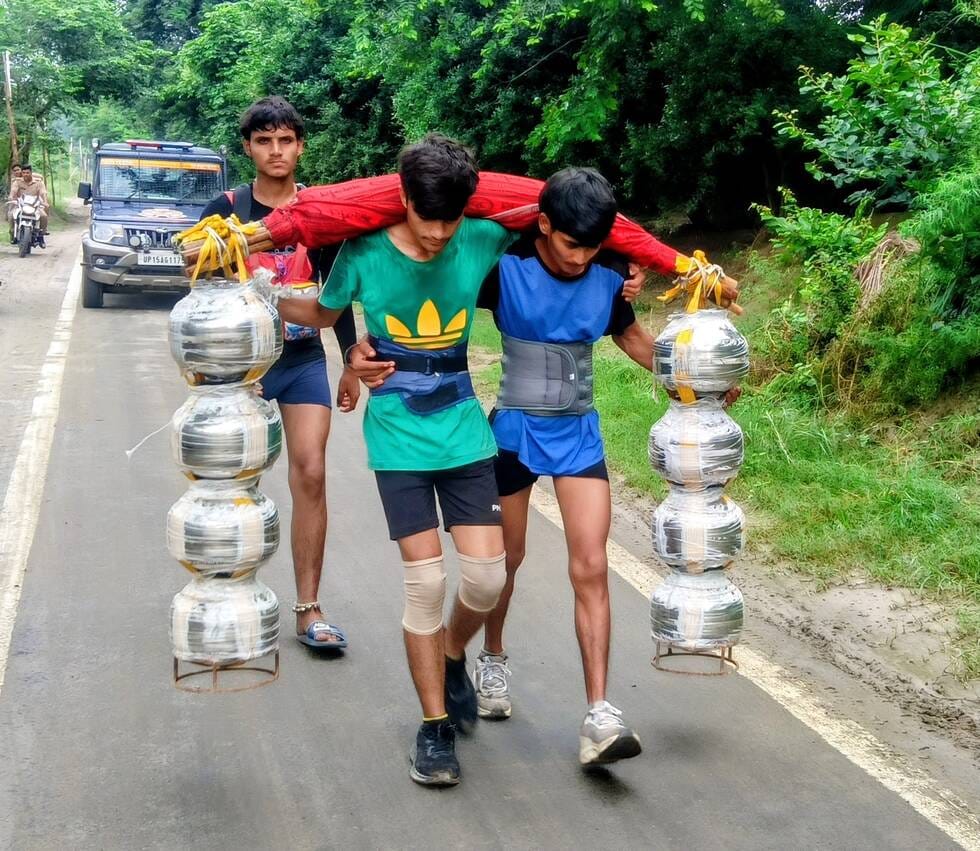 गंग नहर पटरी पर विश्राम करते बुलंदशहर के भोले। (मवाना) गंग नहर पटरी पर विश्राम करते बुलंदशहर के भोले। (मवाना)