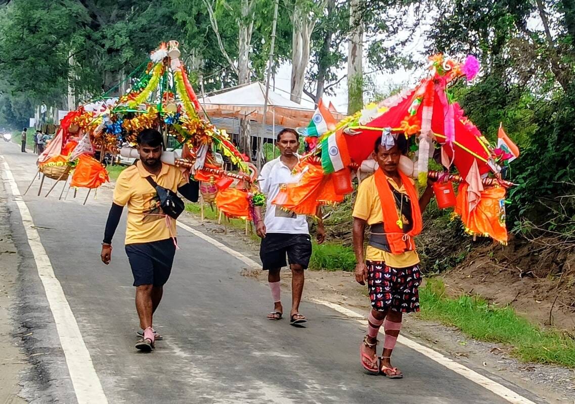गंग नहर पटरी पर विश्राम करते बुलंदशहर के भोले। (मवाना) गंग नहर पटरी पर विश्राम करते बुलंदशहर के भोले। (मवाना)