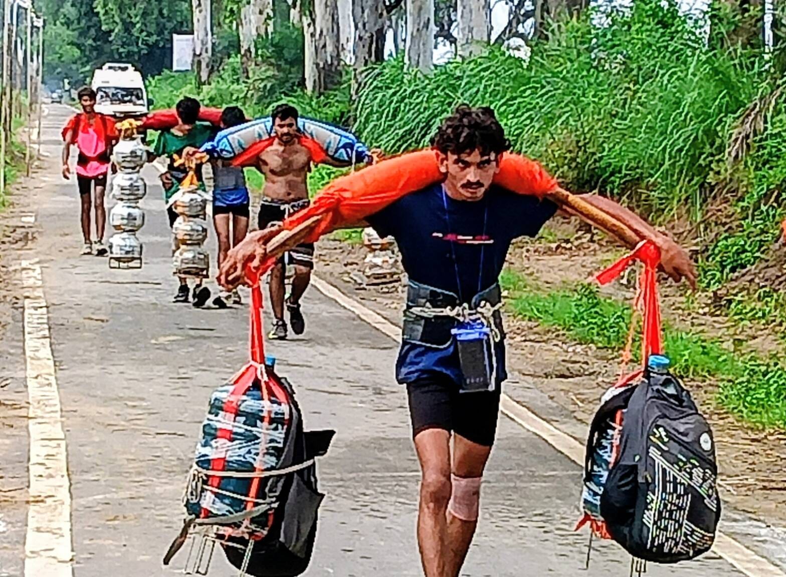 गंग नहर पटरी पर विश्राम करते बुलंदशहर के भोले। (मवाना) गंग नहर पटरी पर विश्राम करते बुलंदशहर के भोले। (मवाना)