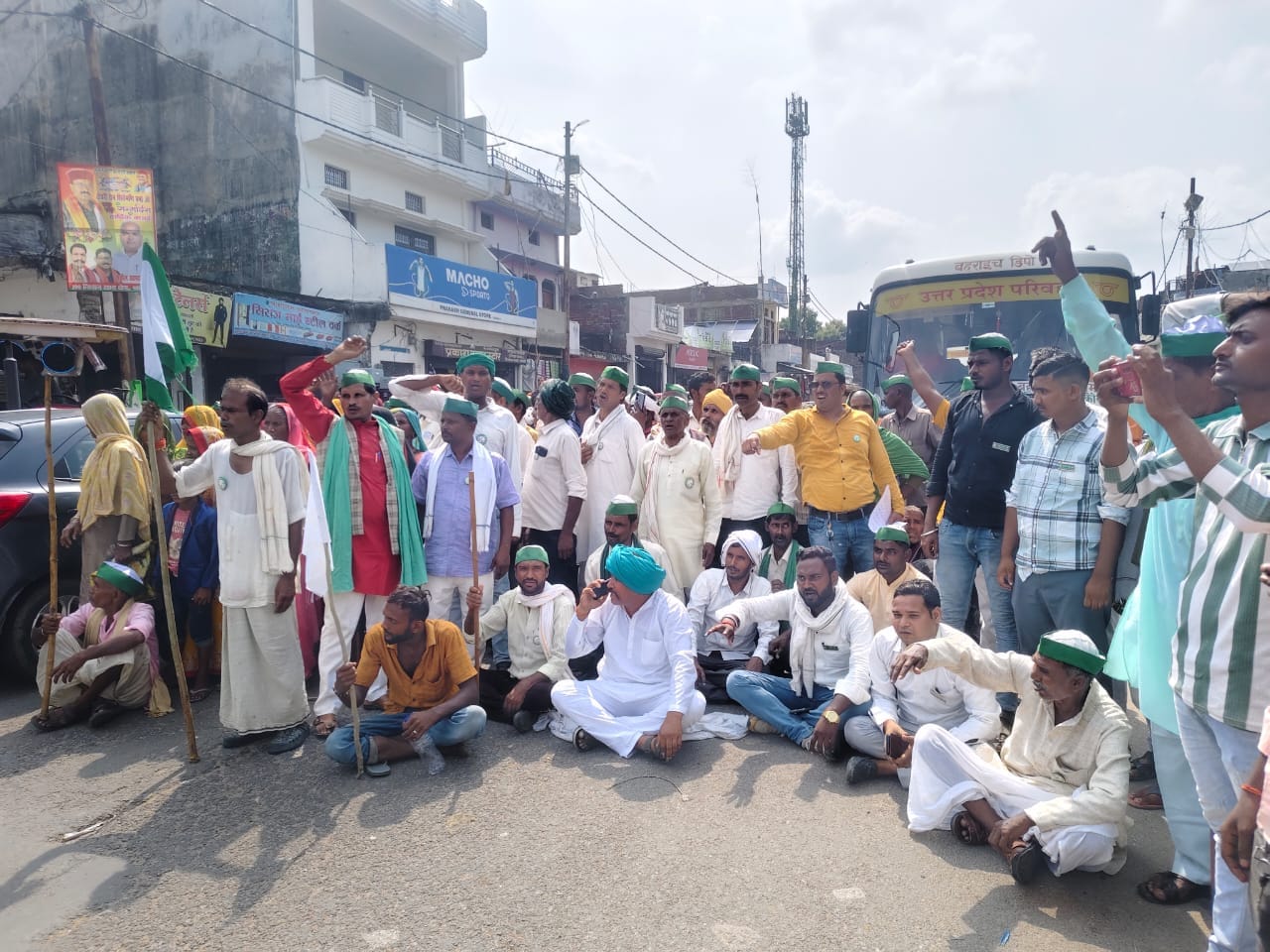 गिलौला में बौद्ध परिपथ जाम करते भाकियू कार्यकर्ता। गिलौला में बौद्ध परिपथ जाम करते भाकियू कार्यकर्ता।
