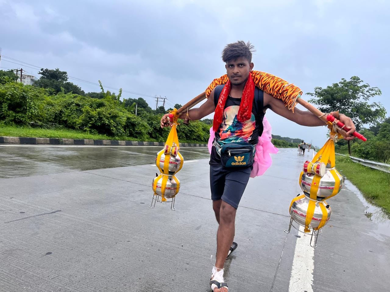 गुलावठी से अपने पिता को कांवड़ में बैठाकर ले जाते शिवभक्त। संवाद गुलावठी से अपने पिता को कांवड़ में बैठाकर ले जाते शिवभक्त। संवाद