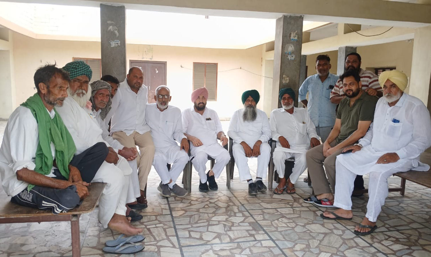 गांव टटियाना में जनसभा का न्योता देते हुए बलकार बल्लू व अन्य। विज्ञप्ति