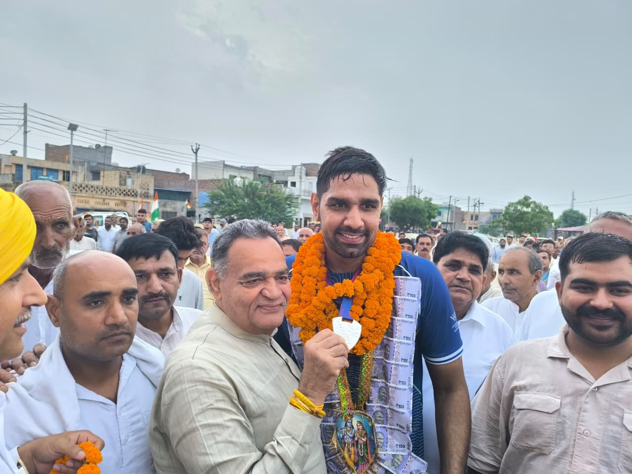हांसी नरेंद्र बेरवाल को सम्मानित करते विधायक विनोद भयाना। 