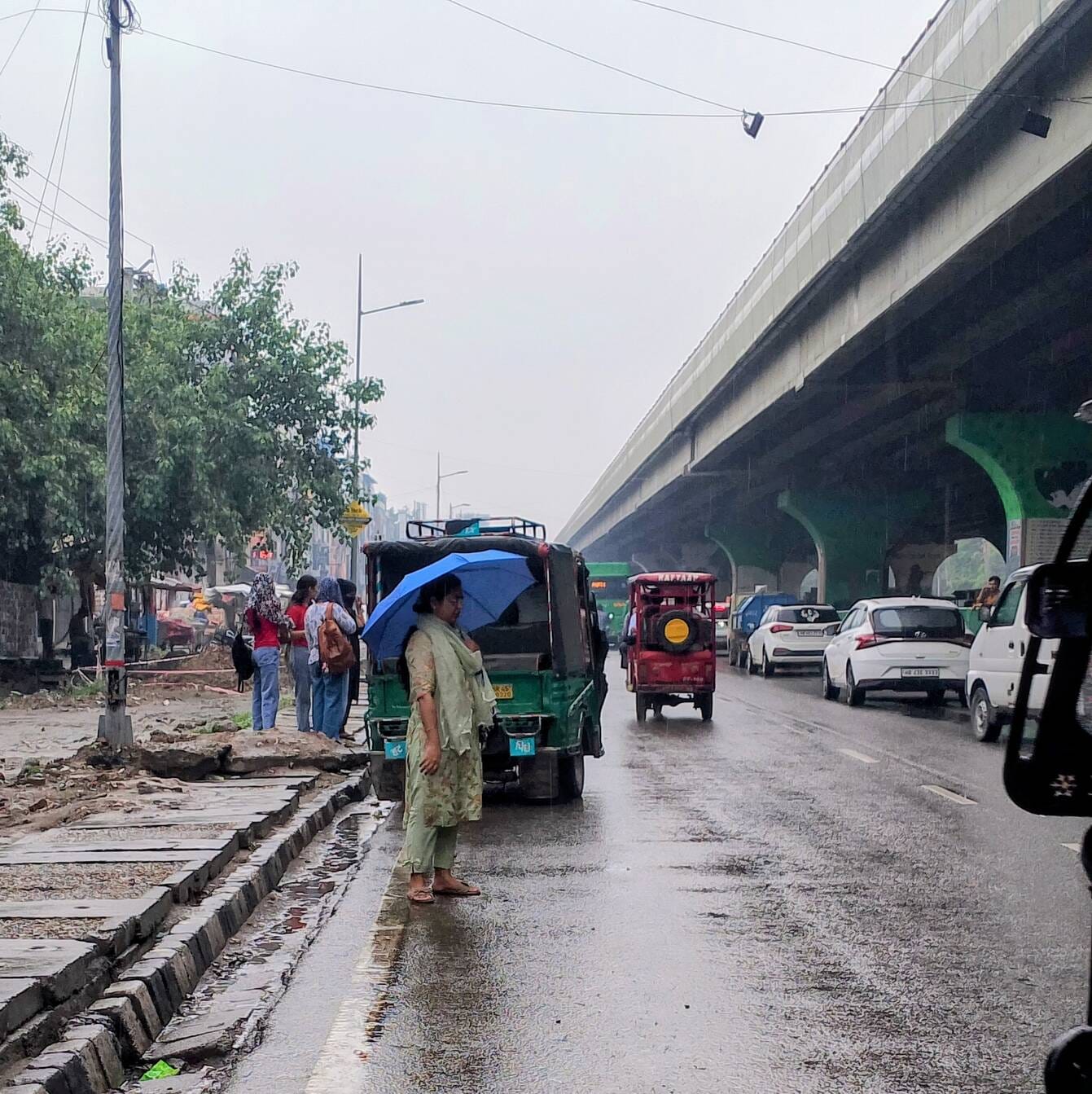 जीटी रोड पर निर्माणाधीन नाले के साथ गुजरती महिलाएं। संवाद जीटी रोड पर निर्माणाधीन नाले के साथ गुजरती महिलाएं। संवाद