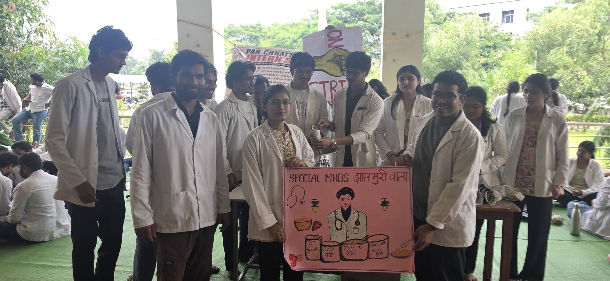झालमुरी बेचते इंटर्न झालमुरी बेचते इंटर्न
