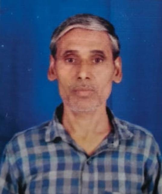 कोहडा़रघाट क्षेत्र के बैरहना गांव में हुई किसान की हत्या के बाद जुटी ग्रामीणों की भीड़। संवाद